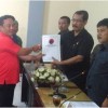 Ketua DPC PDI Kuningan, Rana Suparman saat menyerahkan formulir pendaftaran Cawabub kepada panlih cawabup DPRD Kuningan.